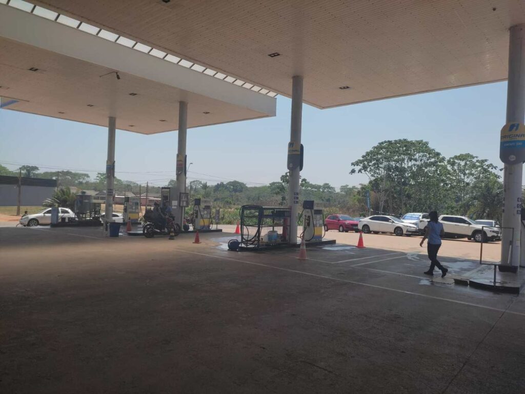 Bloqueio da BR-364 deixa diversos postos de Rio Branco sem combustível
