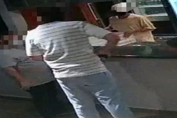 Vídeo: médico se irrita com demora em delivery e, armado, vai a restaurante