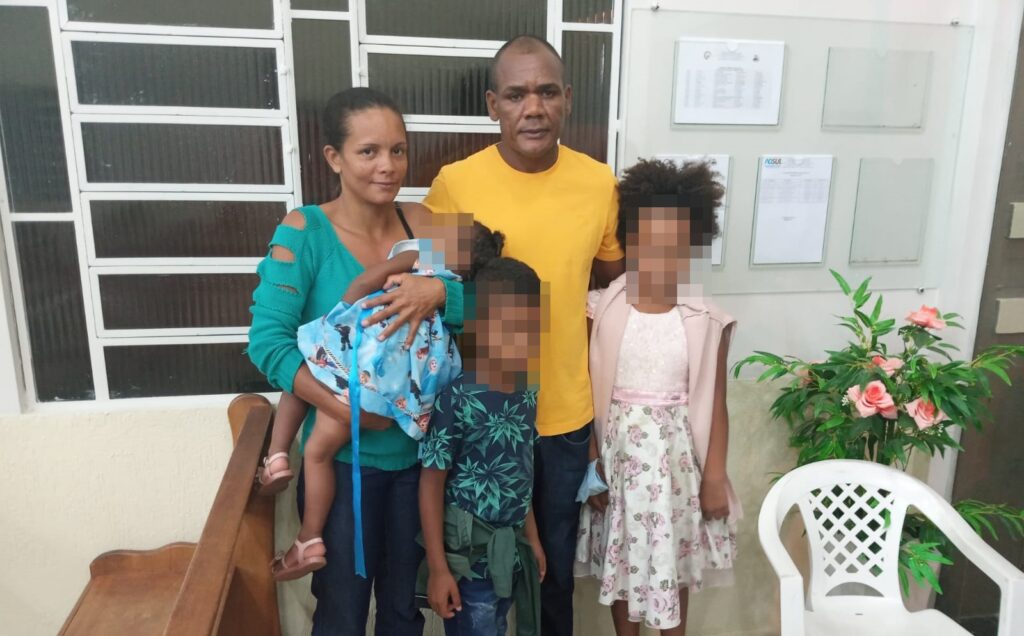 Marido mata esposa à golpes de facão, joga o corpo fora de casa e diz: “É assim que se faz”