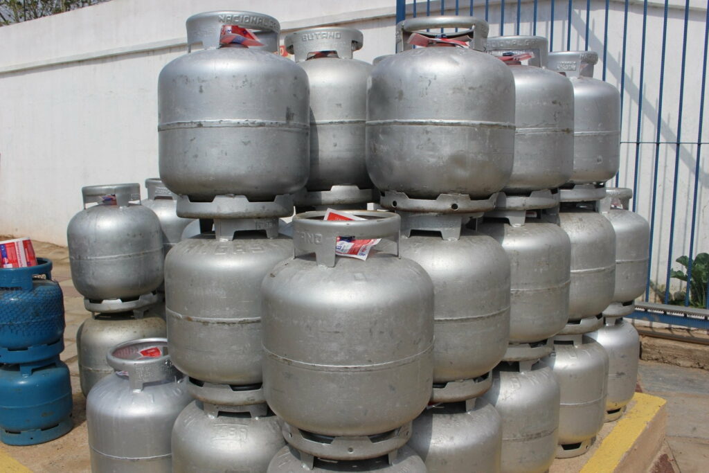 Botijão de gás já consome 10% do salário mínimo em 16 estados