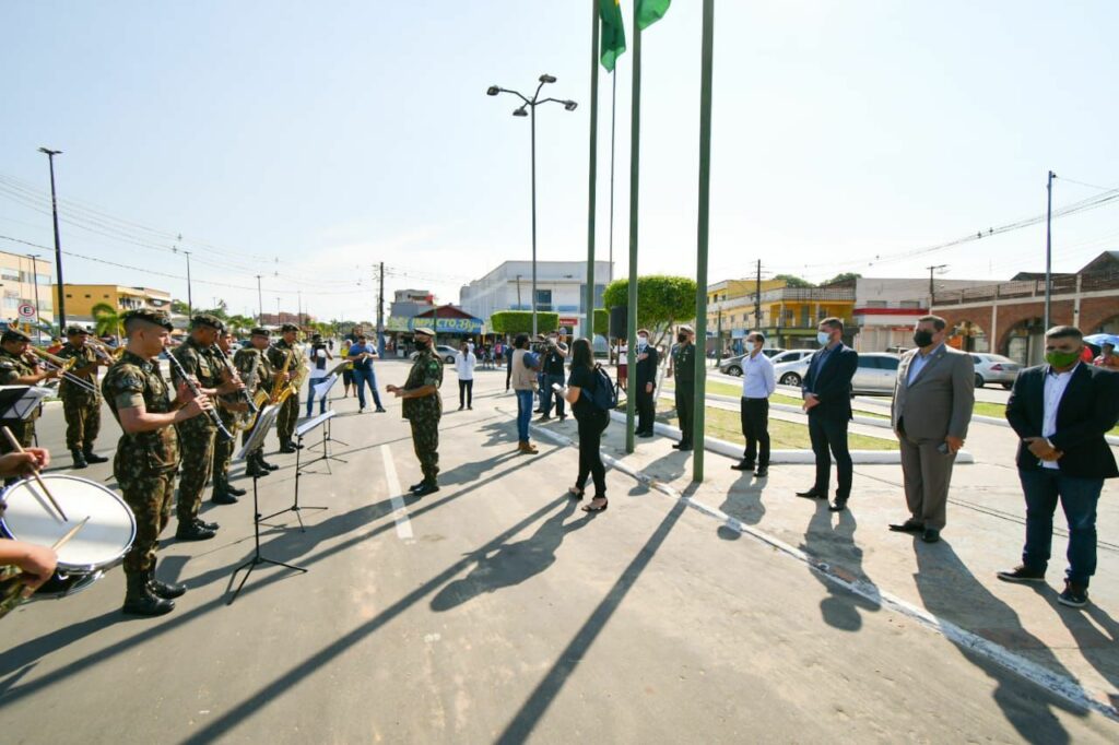 Hasteamento da bandeira por autoridades marca solenidade em comemoração ao aniversário de Cruzeiro do Sul