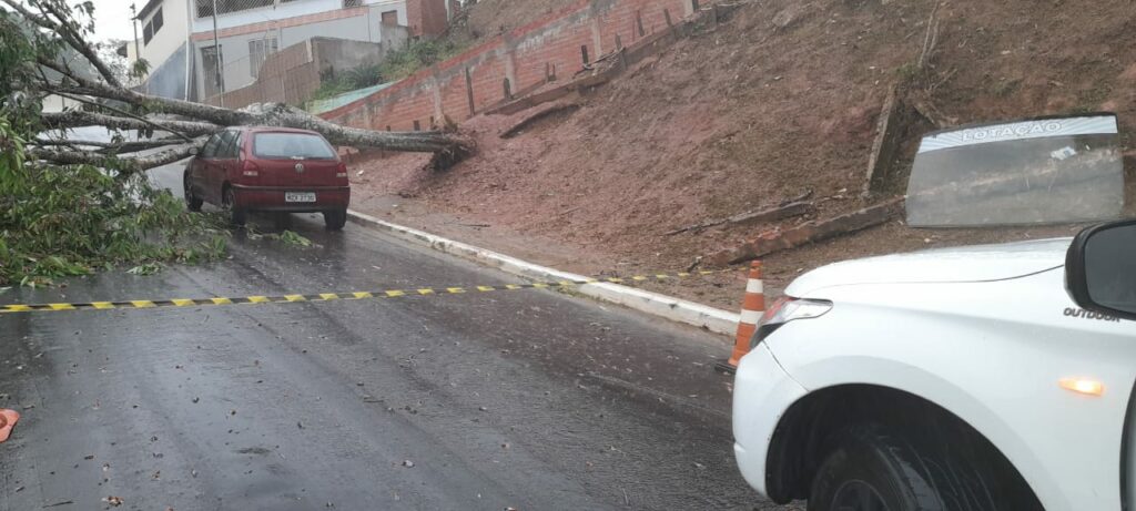 Forte chuva causa prejuízos à moradores de Cruzeiro do Sul; assista