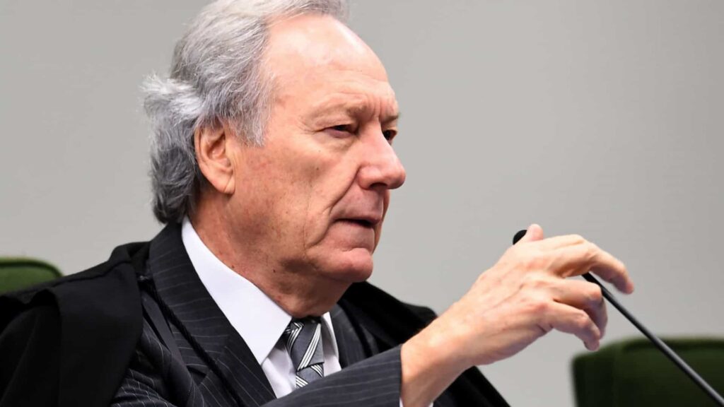 Lewandowski autoriza estados a vacinar adolescentes contra Covid-19