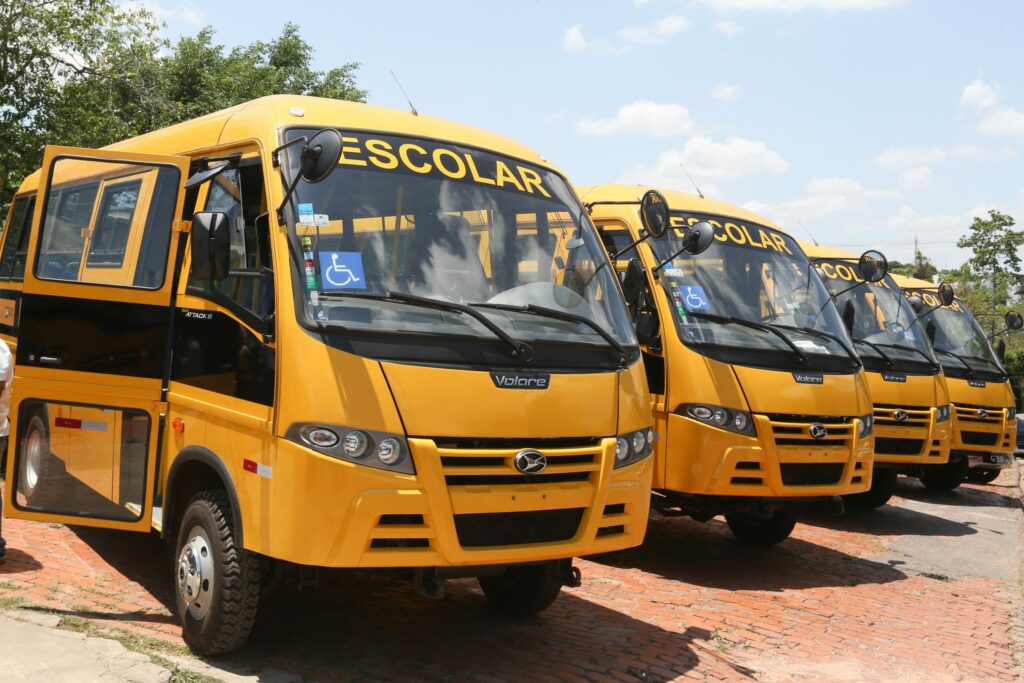 Governo do Estado entrega sete ônibus ao Instituto de Educação Profissional e Tecnológica