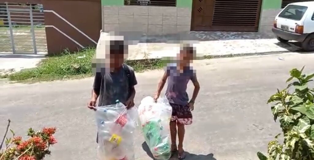 Em Cruzeiro do Sul, irmãos juntam garrafas pets para comprar brinquedos para comemorar o Dia das Crianças: “Prefiro trabalhar do que roubar”