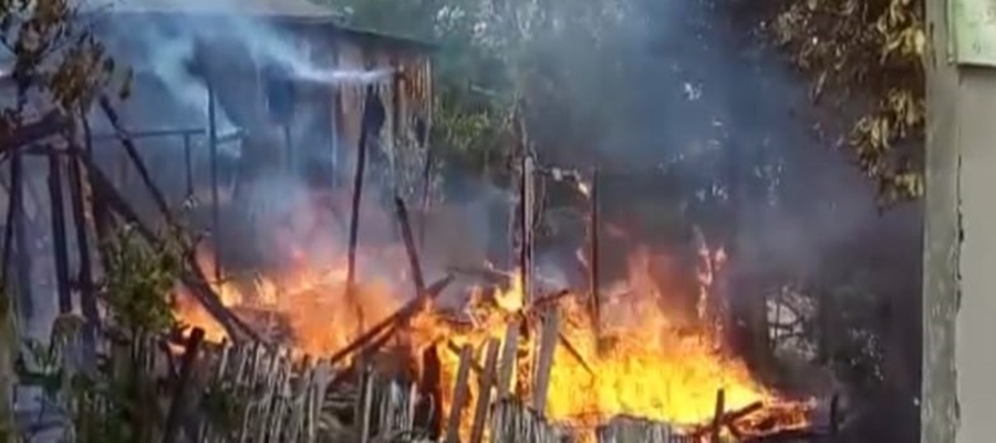Residência pega fogo após família deixar fogão à lenha aceso no interior do Acre