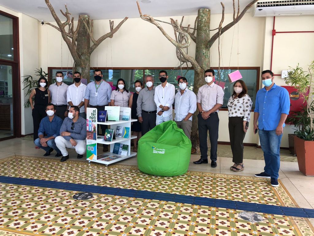 Sicredi Biomas doa livros e prateleiras para bibliotecas do Acre