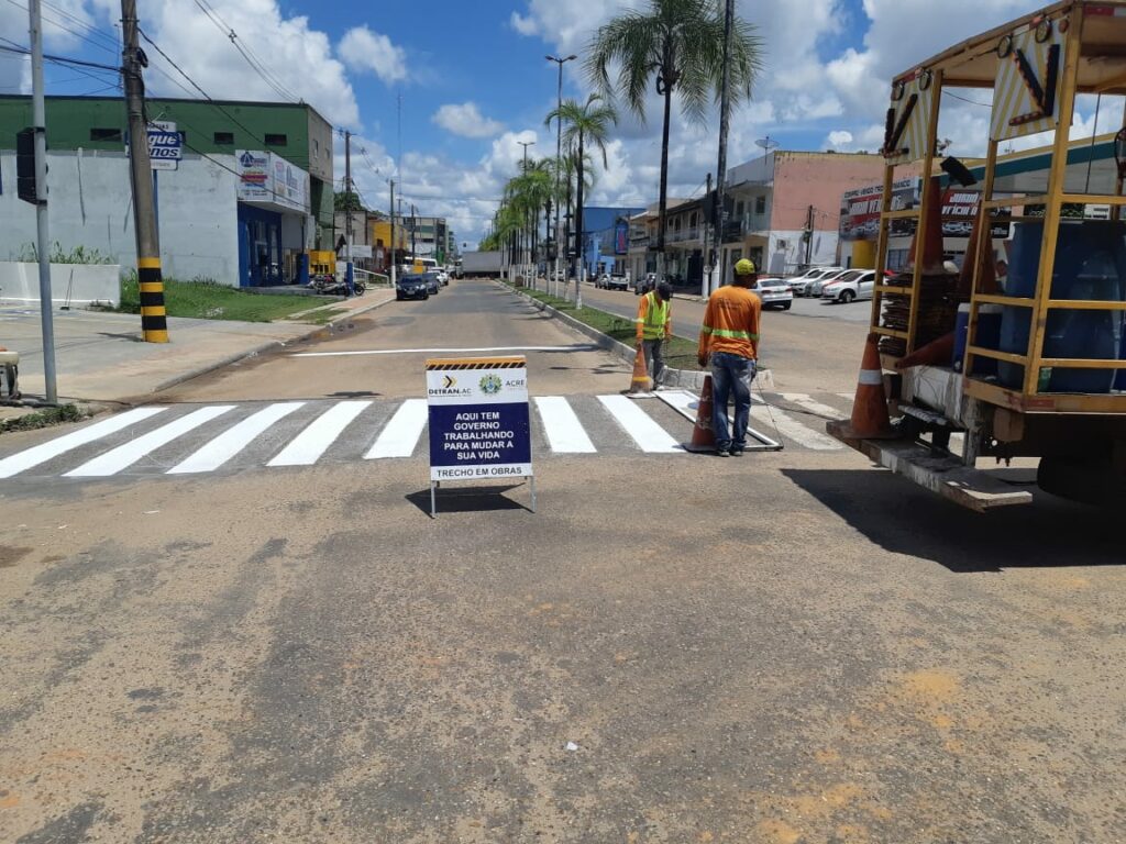 Detran e prefeitura revitalizam a sinalização de trânsito em Cruzeiro do Sul