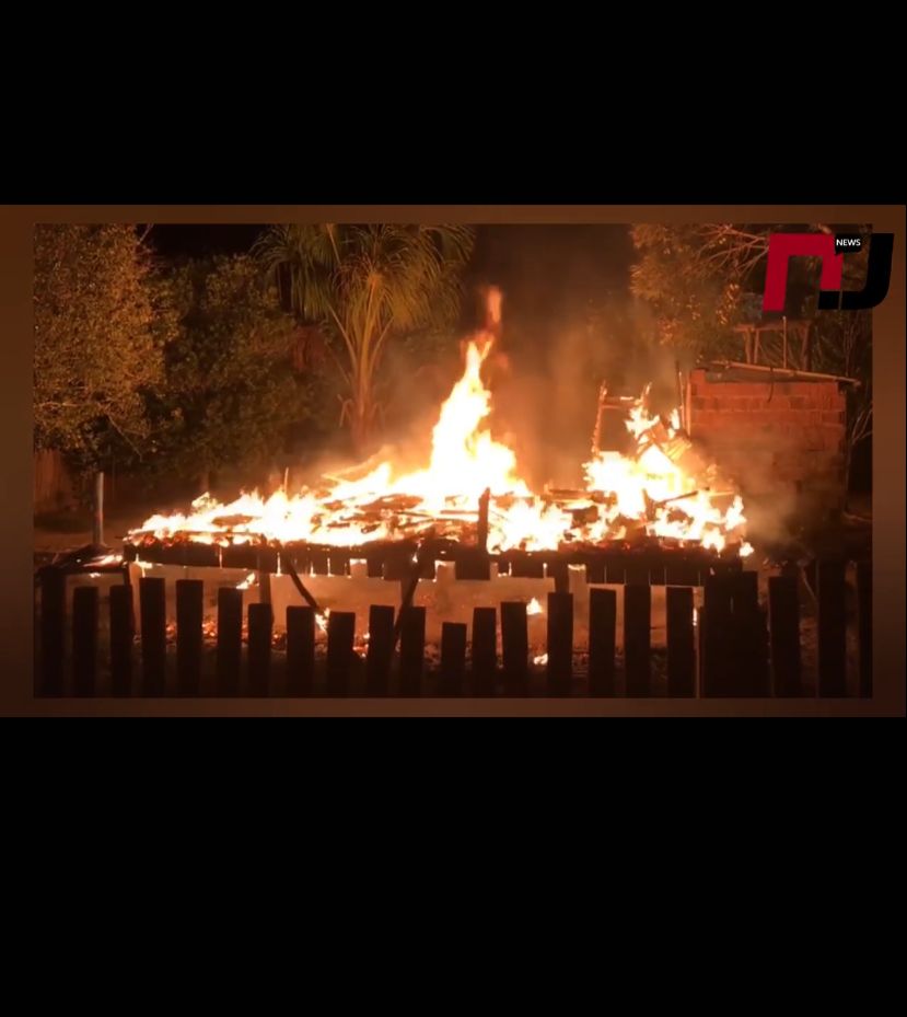 Casa é consumida pelo fogo e deixa mãe de quatro filhos desabrigados na Vila Santa Luzia em Cruzeiro do Sul