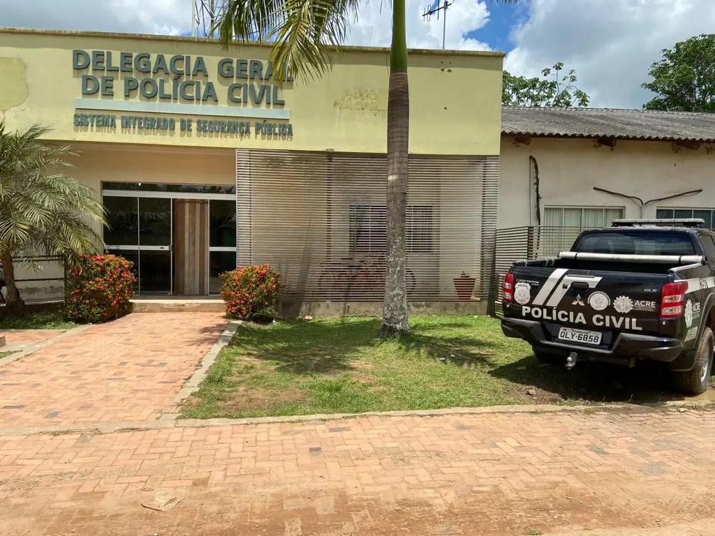 Polícia prende um e apreende menor por assalto à mão armada em posto em Feijó