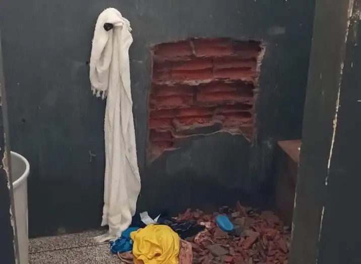 Agentes do IAPEN encontram buraco em parede de cela do presídio de Cruzeiro do Sul