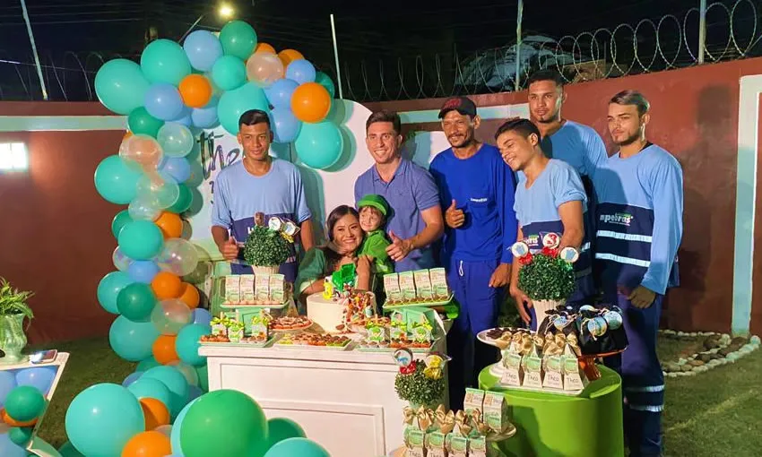 No Acre, menino de 3 anos faz aniversário com tema ‘caminhão de lixo’ e convida garis