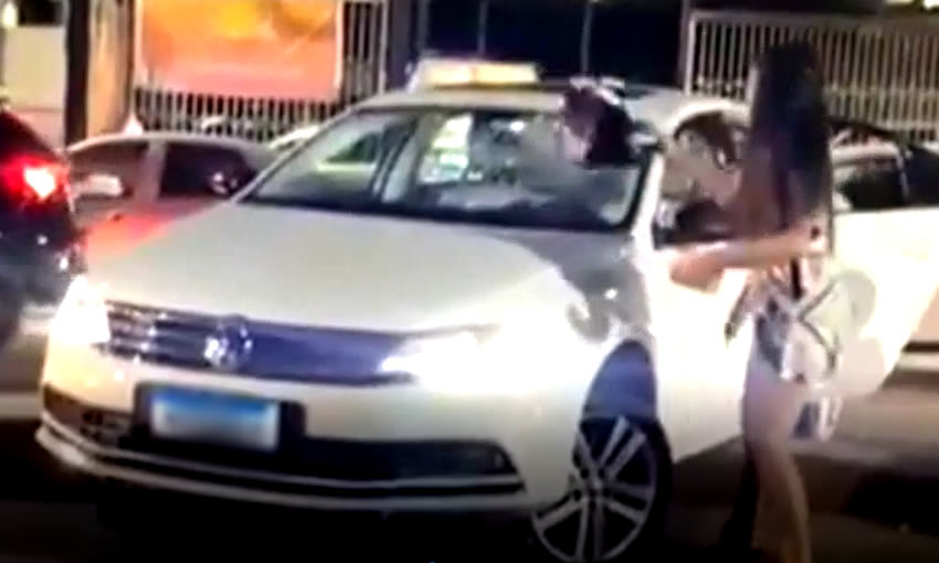 Mulher se revolta com suposta traição e destrói carro do marido com capacete em frente ao Tardezinha; assista