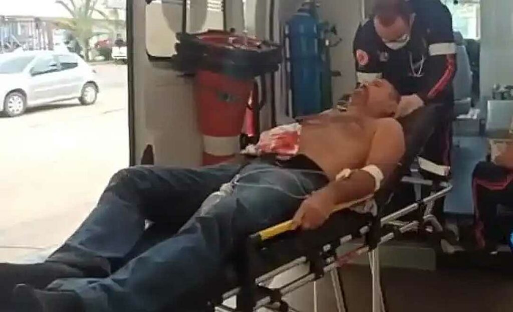 Policial aposentado é ferido ao reagir a assalto e trocar tiros com bandidos em supermercado de Rio Branco