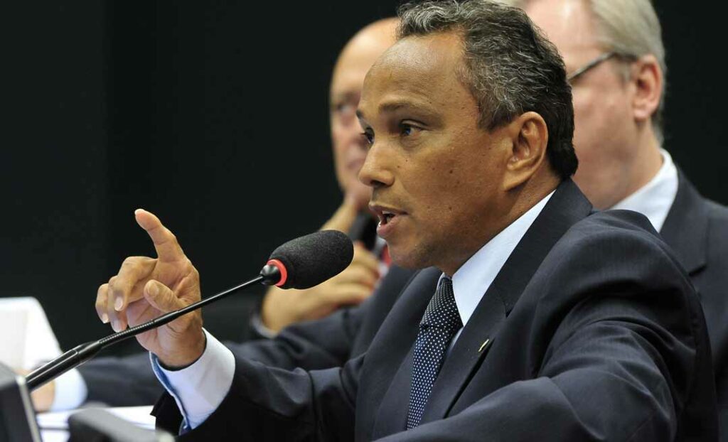 “Enquanto Paulo Guedes ganha dinheiro fácil no exterior, pessoas catam osso no lixo”, diz Sibá Machado