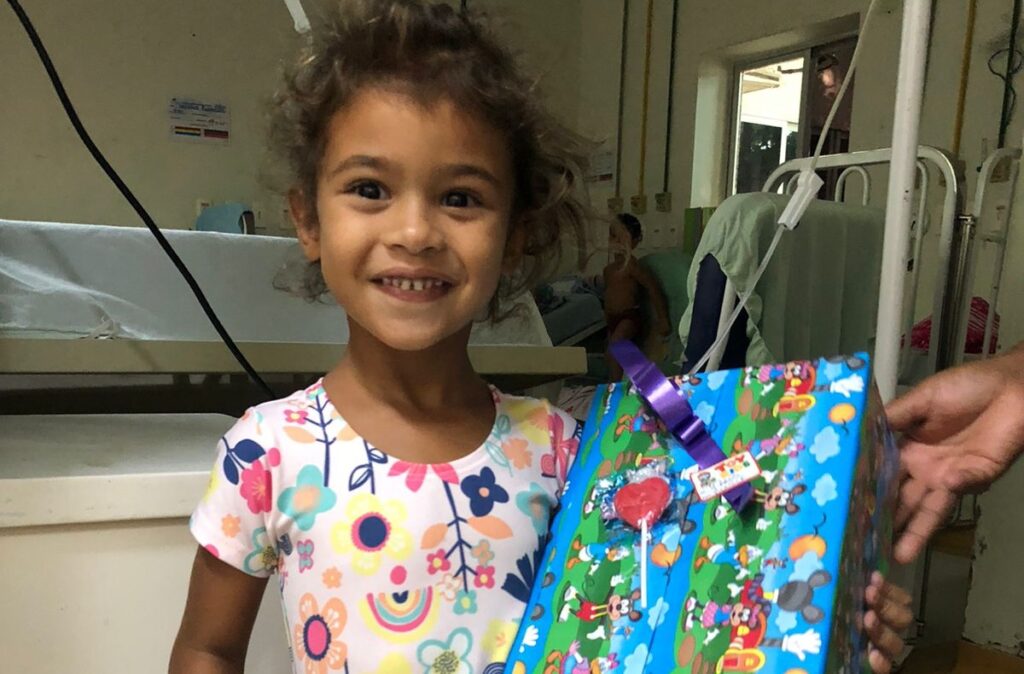 Governo e Associação do Ministério Público presenteiam pacientes do Hospital da Criança