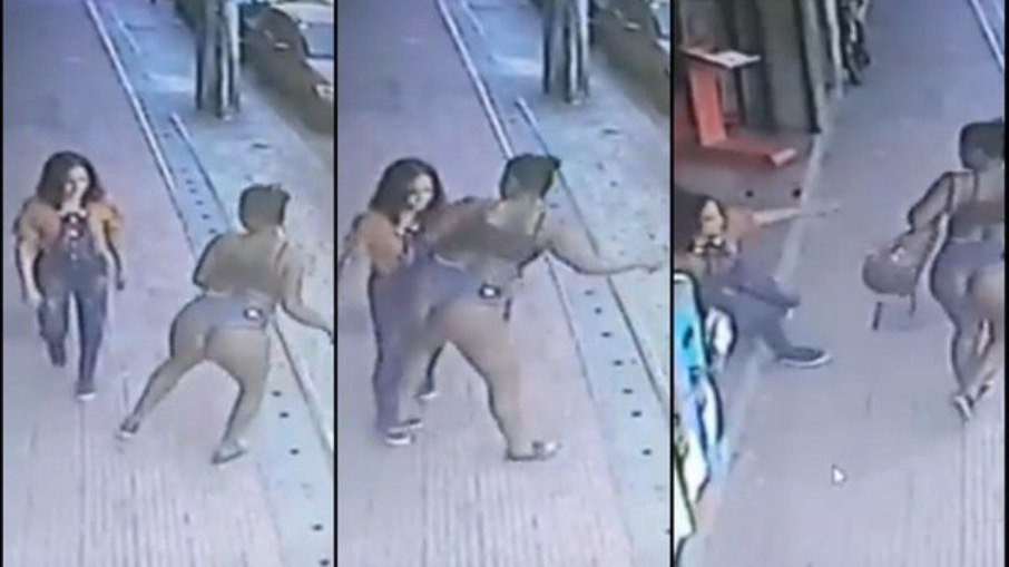 Mulher derruba desconhecida com o bumbum em rua de Manaus; veja o vídeo