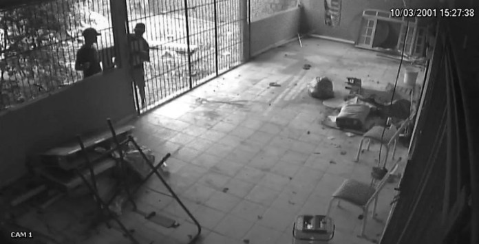 VÍDEO: De bicicleta, dupla invade residência de servidor público no Acre