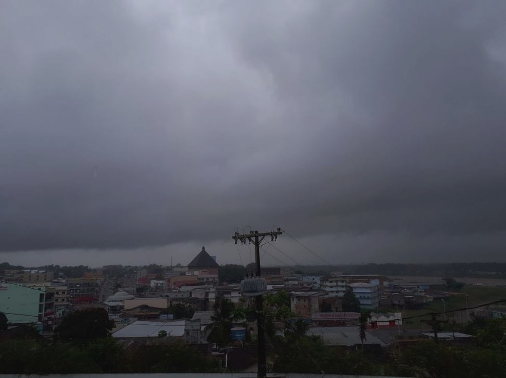 Chuva forte com rajadas de ventos neste domingo (17), assusta moradores de Cruzeiro do Sul