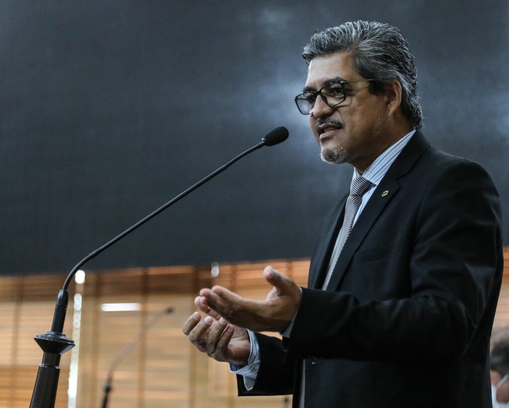 Edvaldo Magalhães sai em defesa da maternidade de Tarauacá e da ponte de Rodrigues Alves