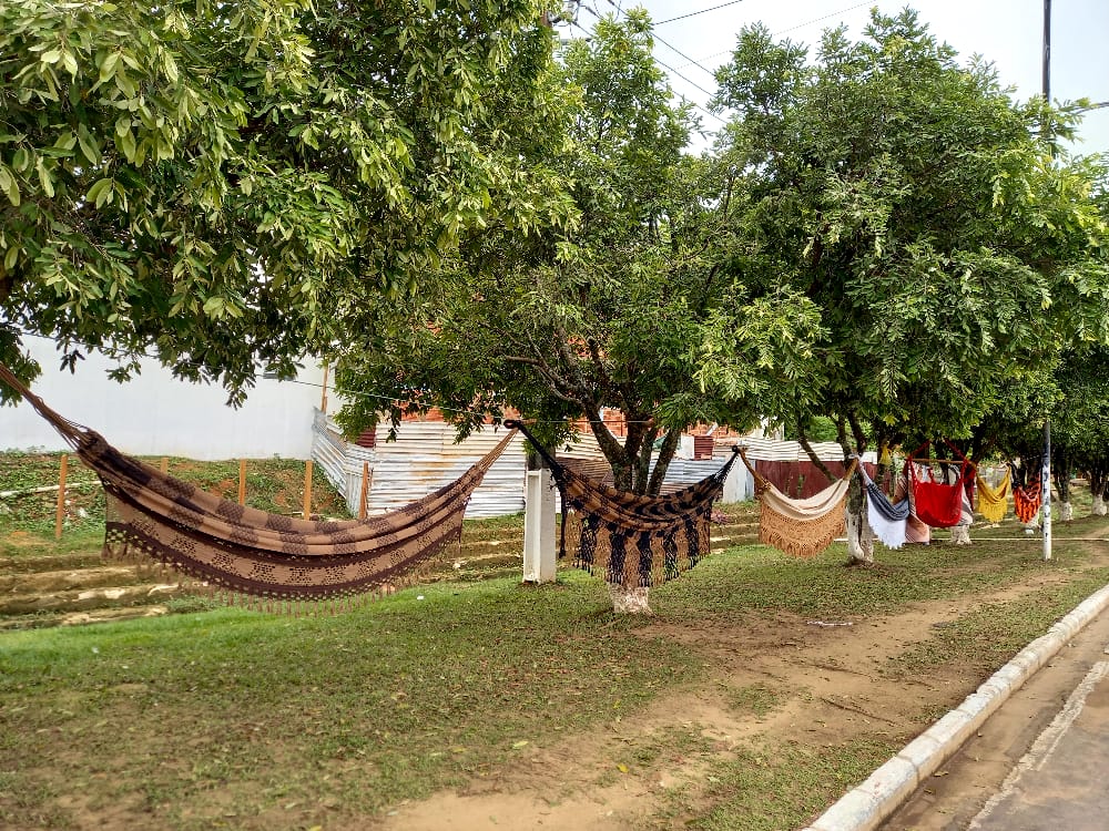 Pelas esquinas e arvores, vendedores aproveitam para venda de redes em Cruzeiro do Sul