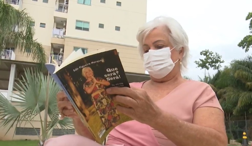 Aos 79 anos, professora vence o câncer, escreve livro e vai doar dinheiro da venda para Hospital de Amor no Acre