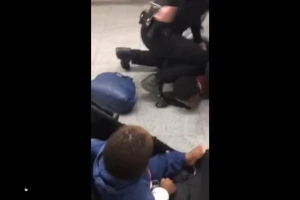 Vídeo: seguranças do metrô de SP dão mata-leão em homem negro com bebê
