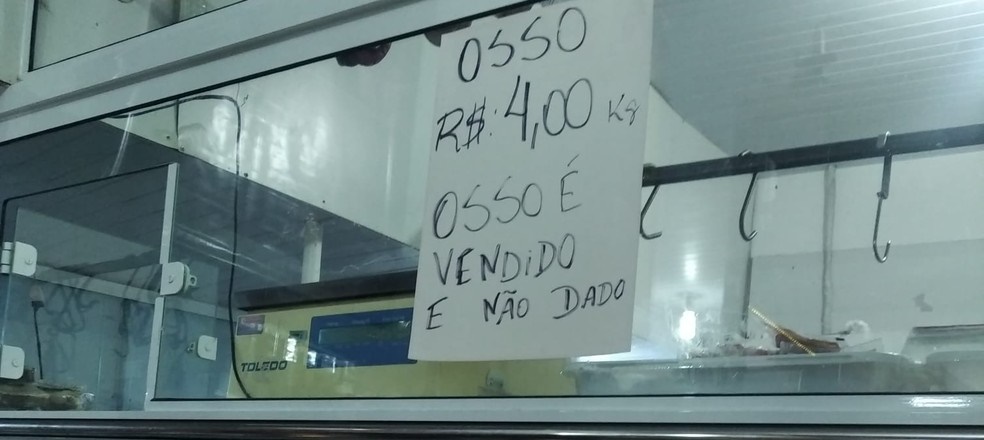 ‘Osso é vendido, e não dado’: alta no preço da carne reduz consumo