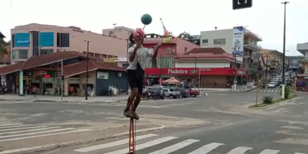 Malabarista que já percorreu centenas de cidades brasileiras, chega em Cruzeiro do Sul: “Me apaixonei pelos encantos da floresta”