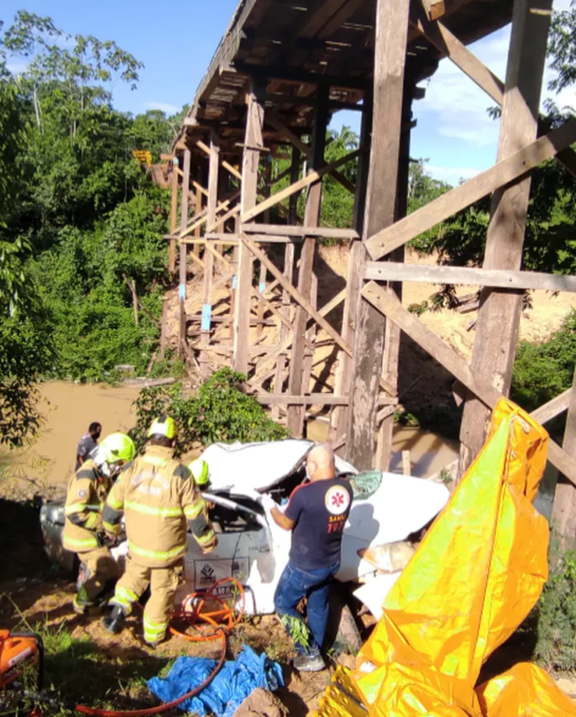 No AC, servidores que estavam em caminhonete que caiu de ponte de 10 metros seguem internados no PS