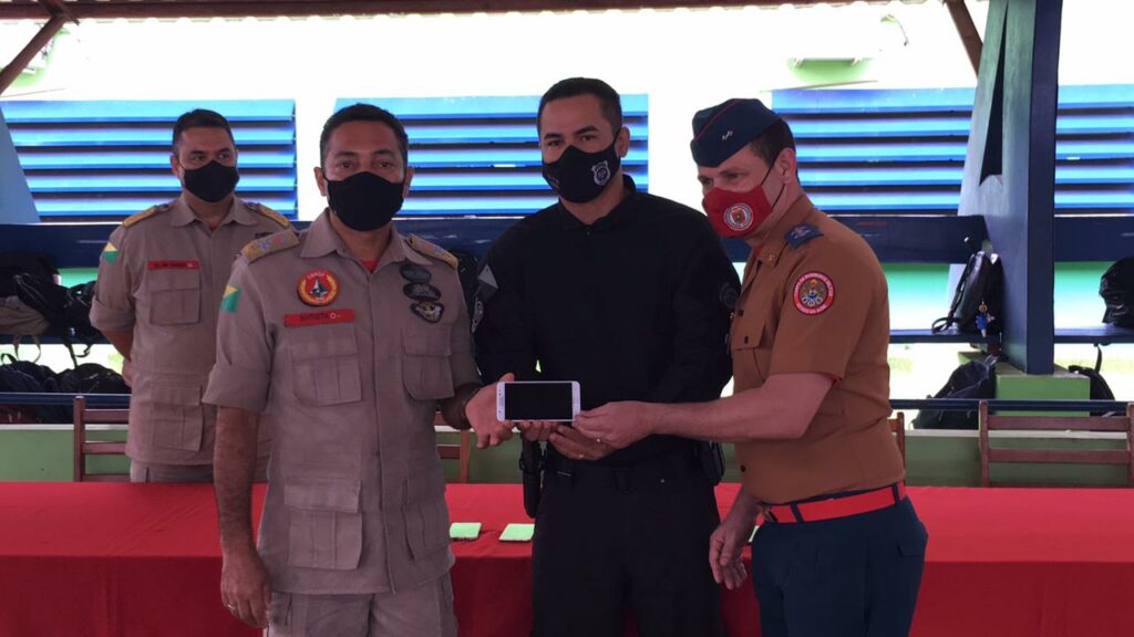Iapen doa 45 celulares apreendidos a alunos do Colégio Militar Dom Pedro II, em Rio Branco