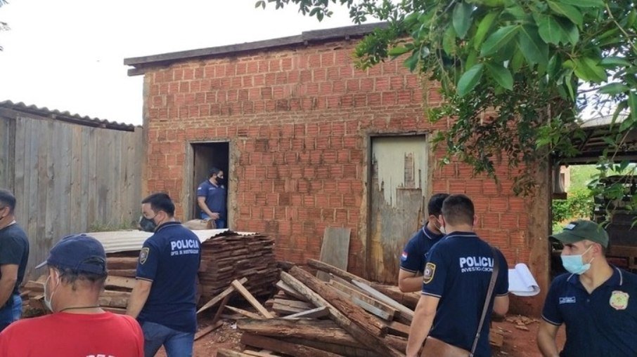 Homem mata esposa e filha e convive com corpos por 4 meses: “Ordem divina”