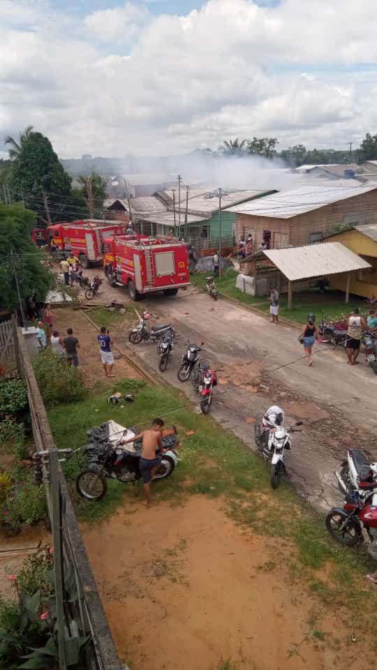 Casa é destruída durante incêndio no bairro da Várzea em Cruzeiro do Sul