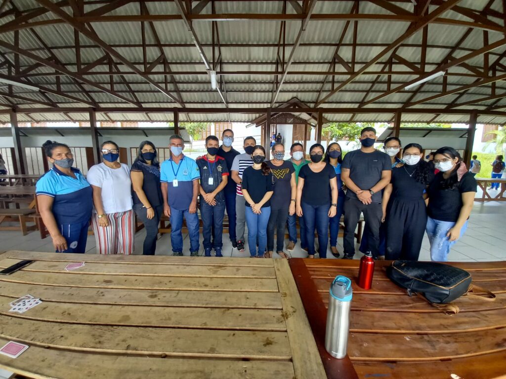 Assistentes Educacionais de escolas do Vale do Juruá fazem manifestação por não serem contemplados com abono do Fundeb: “Educação não é feita só pelo professor”