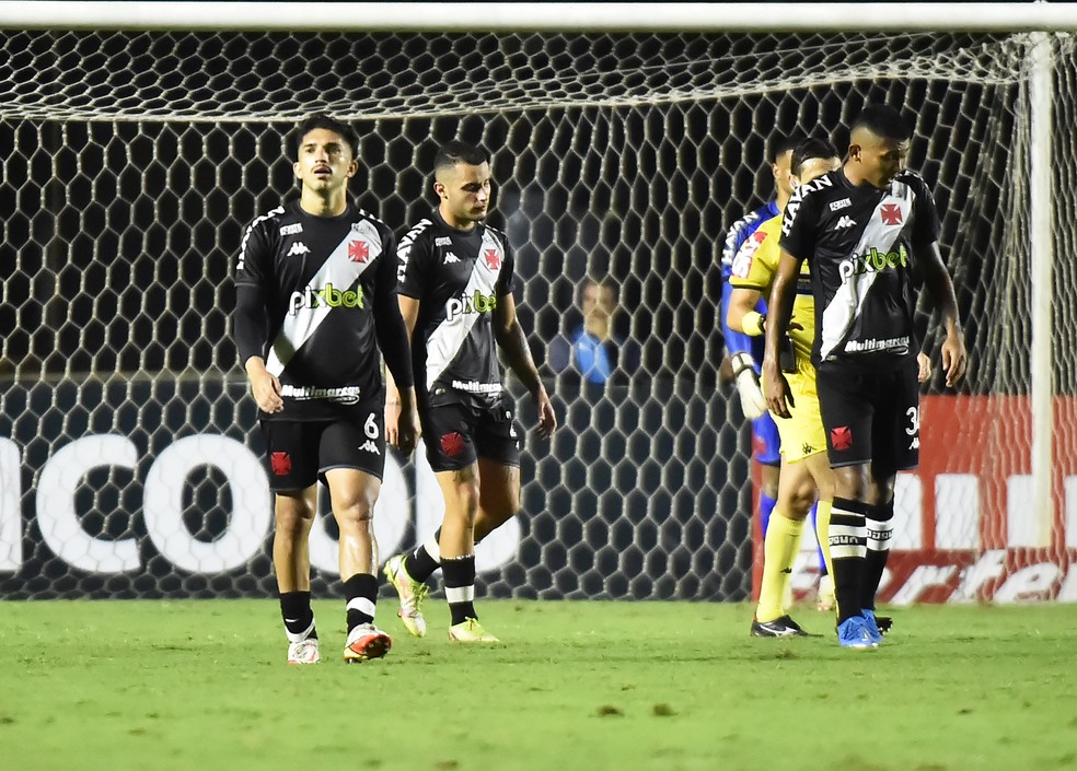 Humilhação e silêncio tornam o Vasco melancólico na Série B