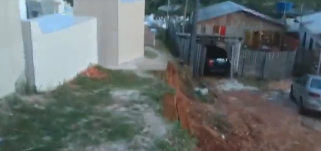 Vídeo: morador grava vídeo e reclama das condições de barranco no cemitério São João Batista