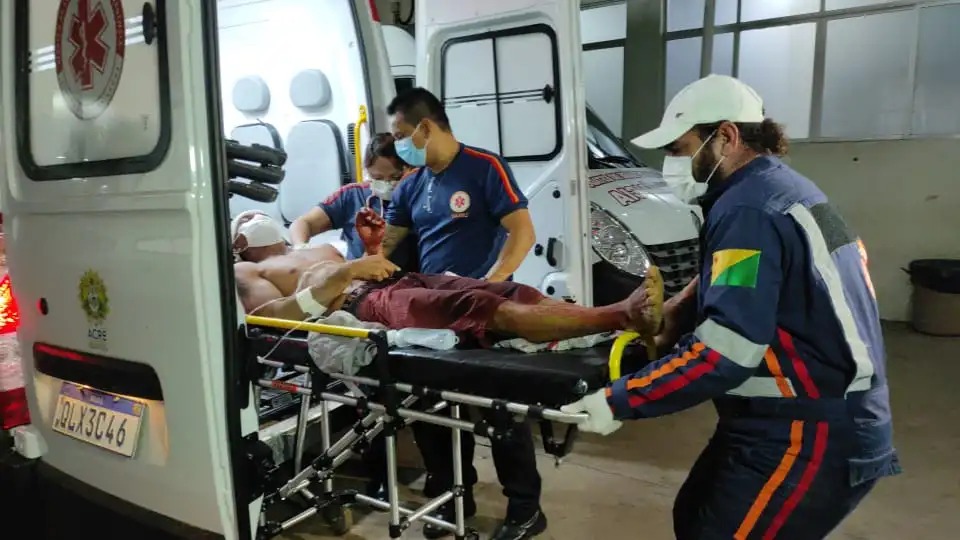 Homem é atingido com um golpe de terçado no pescoço durante bebedeira no Acre