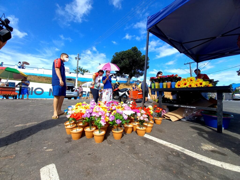 Cemitérios de Cruzeiro do Sul recebem centenas de visitantes e vendedores aproveitam para faturar dinheiro extra
