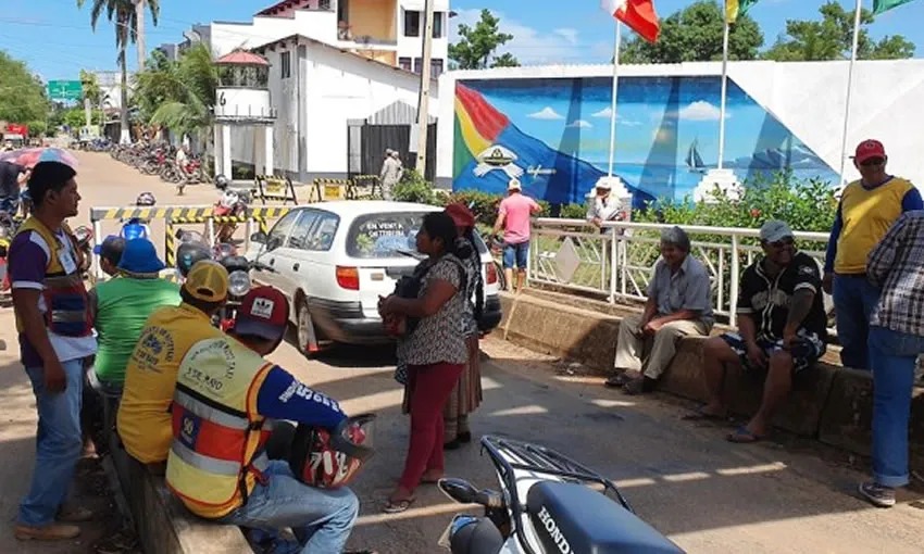 Pontes voltaram a ser bloqueadas e carros ficaram presos nos dois lados da fronteira entre Acre e Bolívia