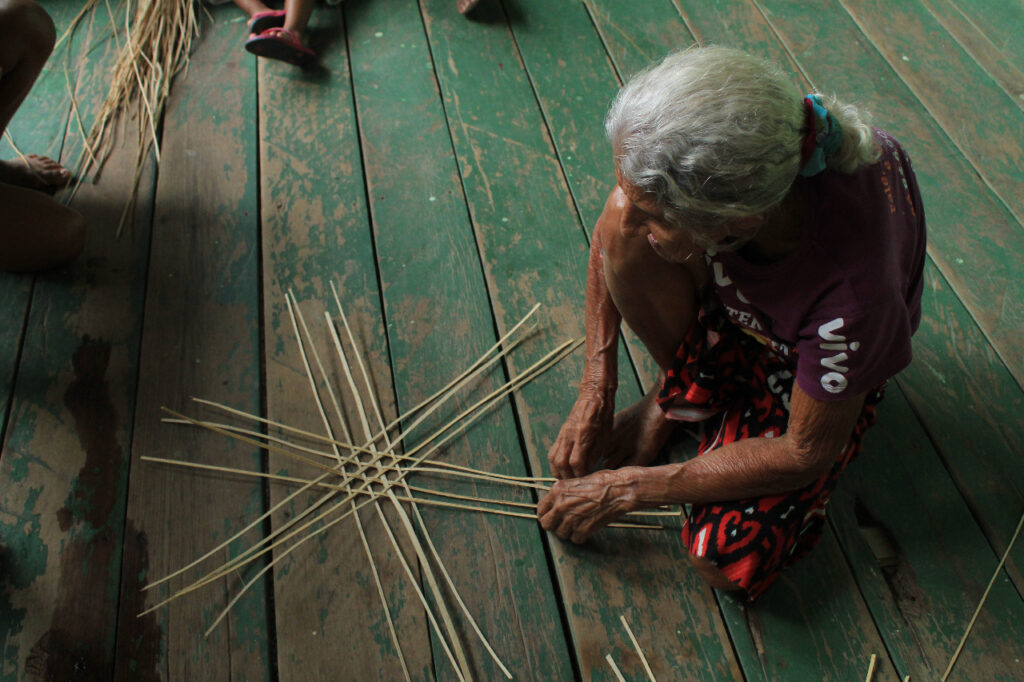 Escravidão do tempo da borracha é contada em livro por moradores do rio Liberdade