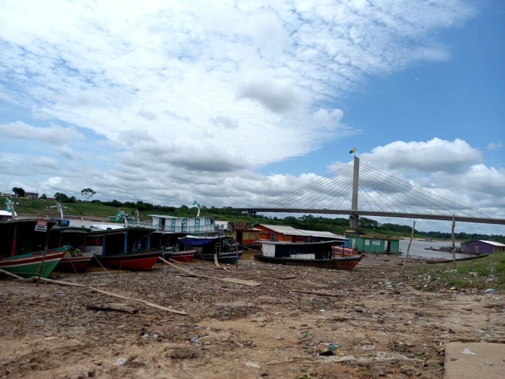 Seca do rio Juruá dificulta o transporte de cargas e alimentos para municípios ribeirinhos do Acre
