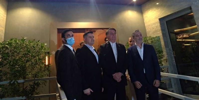 Bolsonaro é recebido com gritos de ‘mito’ em jantar com empresários em Dubai