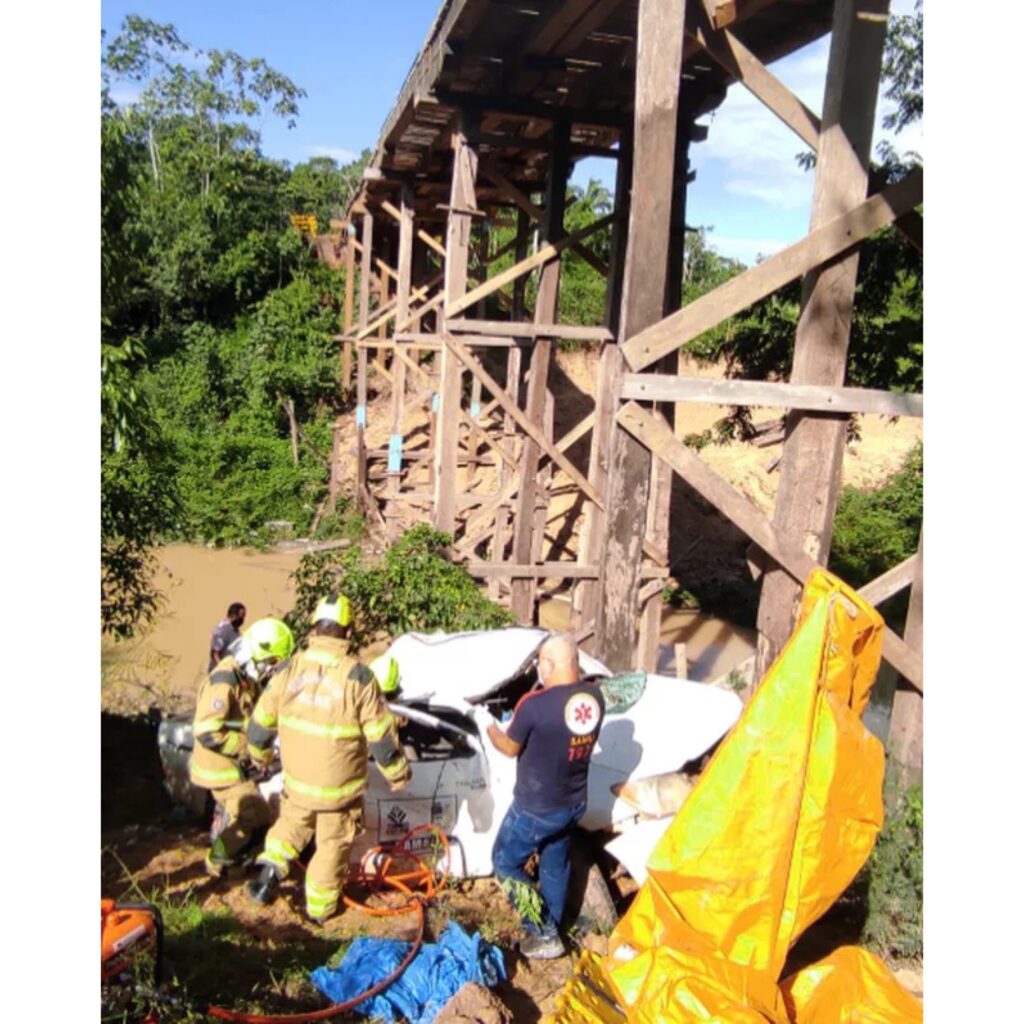 Caminhonete da prefeitura cai de ponte de 10 metros de altura e três servidores ficam feridos em Rio Branco