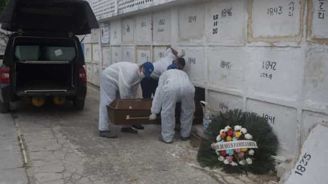 Brasil registra 373 mortes e 11.977 casos de covid-19 em 24h