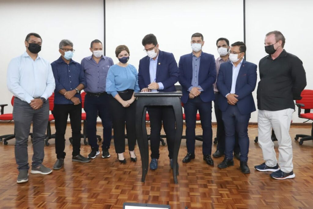 Gladson Cameli encaminha projeto de lei que concede abono de R$ 16,6 mil a profissionais da Educação