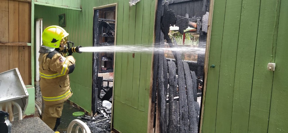 Homem é preso suspeito de colocar fogo na casa da mãe em Cruzeiro do Sul