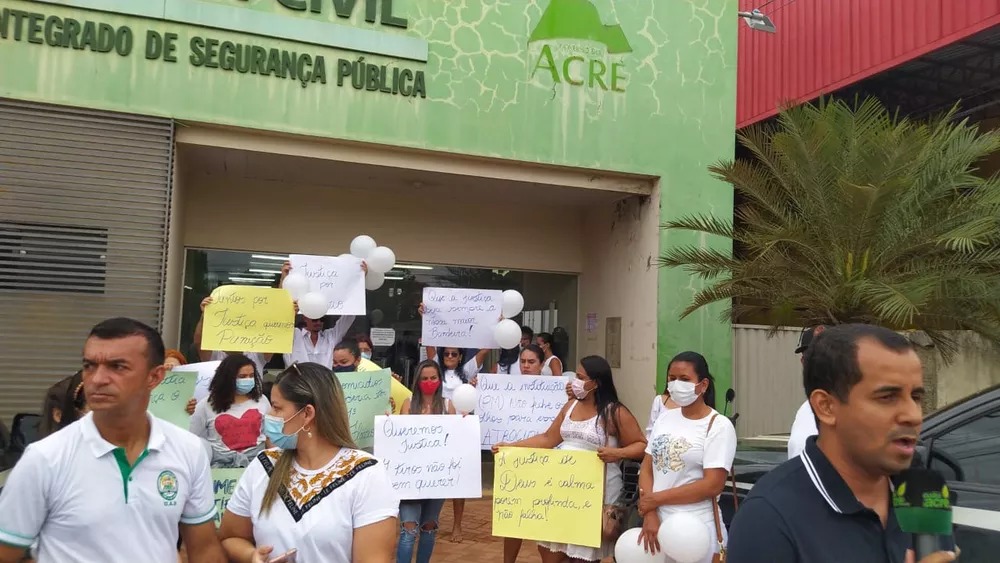 Amigos de estudante de medicina baleado em briga com trisal protestam em frente à delegacia em Epitaciolândia