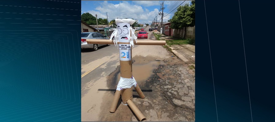 Gráfica cria boneco para alertar sobre buraco em rua de Cruzeiro do Sul