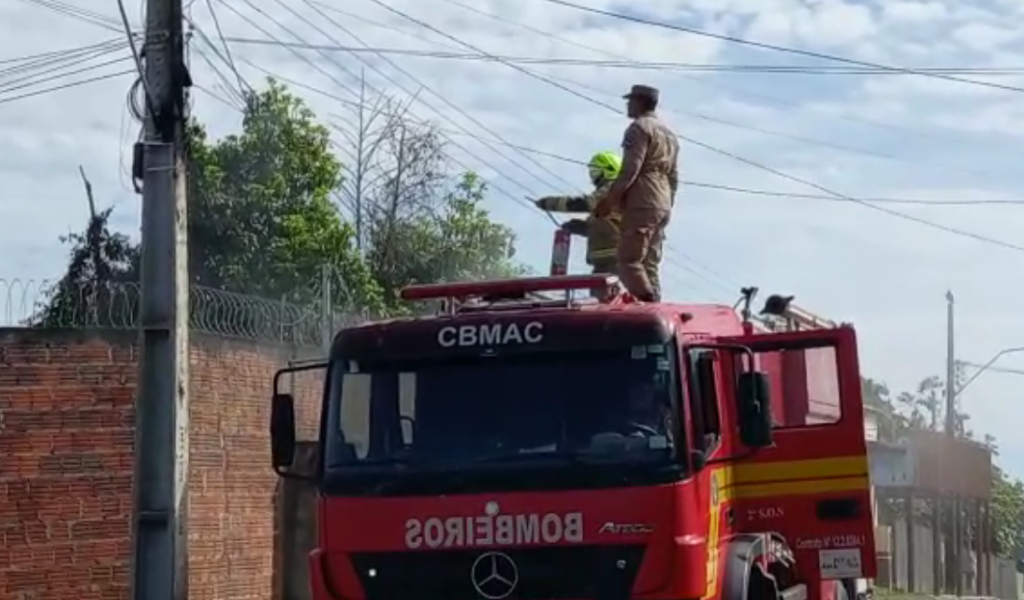 Corpo de Bombeiros é acionado após princípio de incêndio em poste de energia em Cruzeiro do Sul