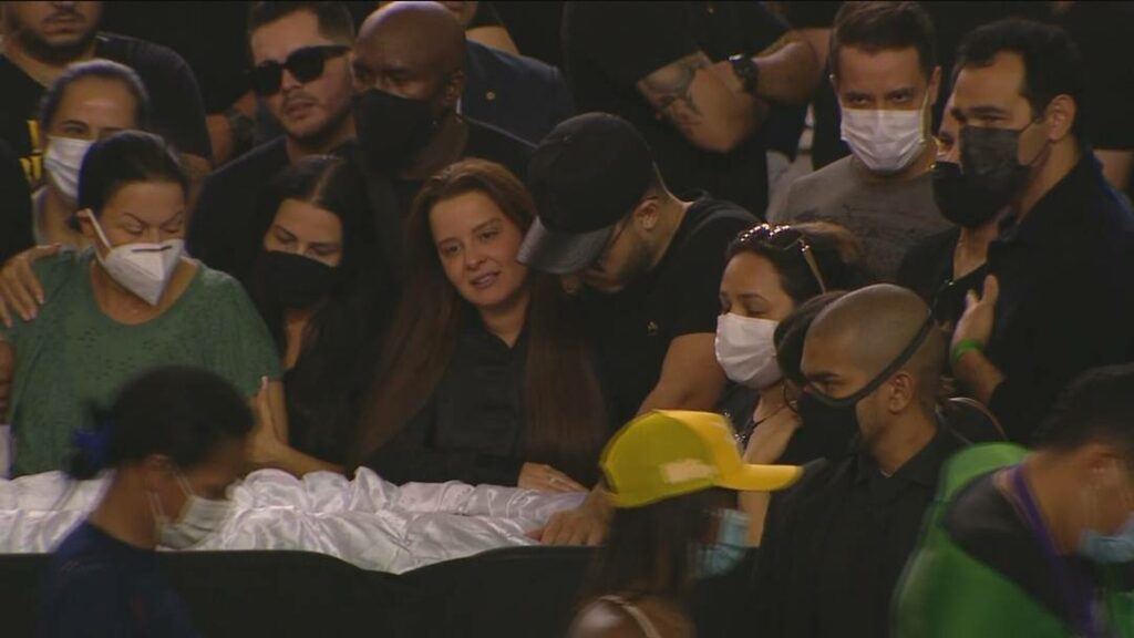 Fãs, amigos e familiares se despedem de Marília Mendonça em ginásio em Goiânia